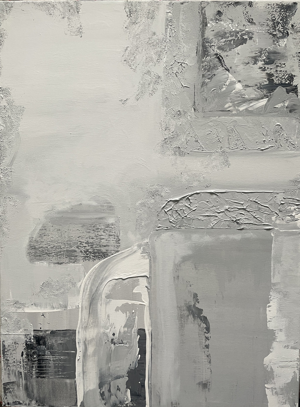 Zestaw trzech obrazów abstrakcyjnych Monochrome Structure, 58x78 cm każdy. Minimalistyczna sztuka strukturalna w odcieniach szarości, beżu i bieli. Nowoczesny tryptyk do salonu w stylu japandi lub loft.