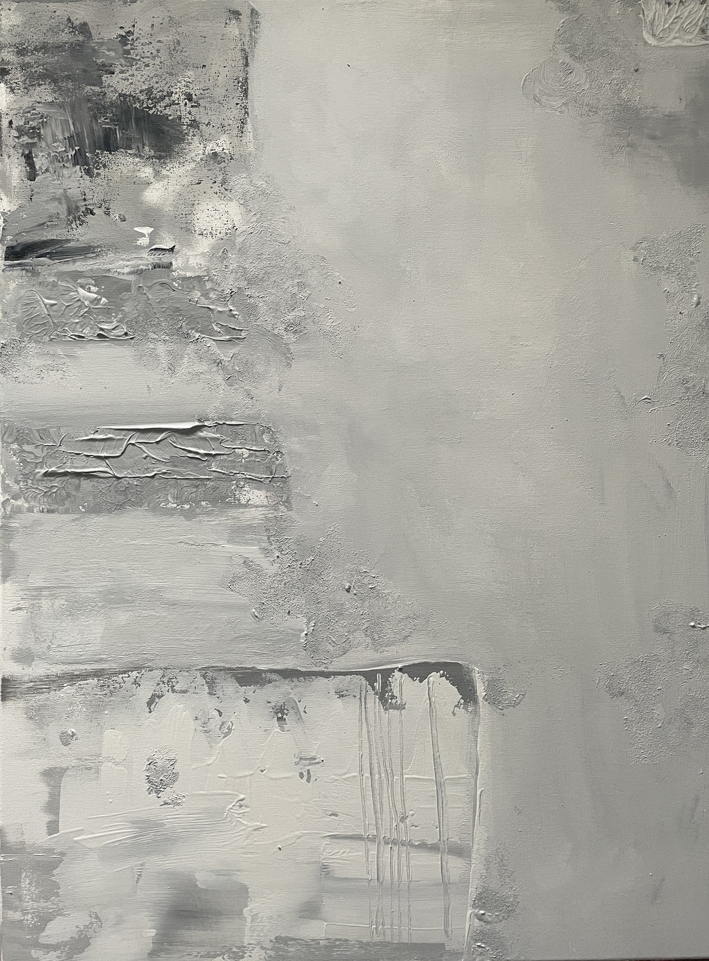 Zestaw trzech obrazów abstrakcyjnych Monochrome Structure, 58x78 cm każdy. Minimalistyczna sztuka strukturalna w odcieniach szarości, beżu i bieli. Nowoczesny tryptyk do salonu w stylu japandi lub loft.