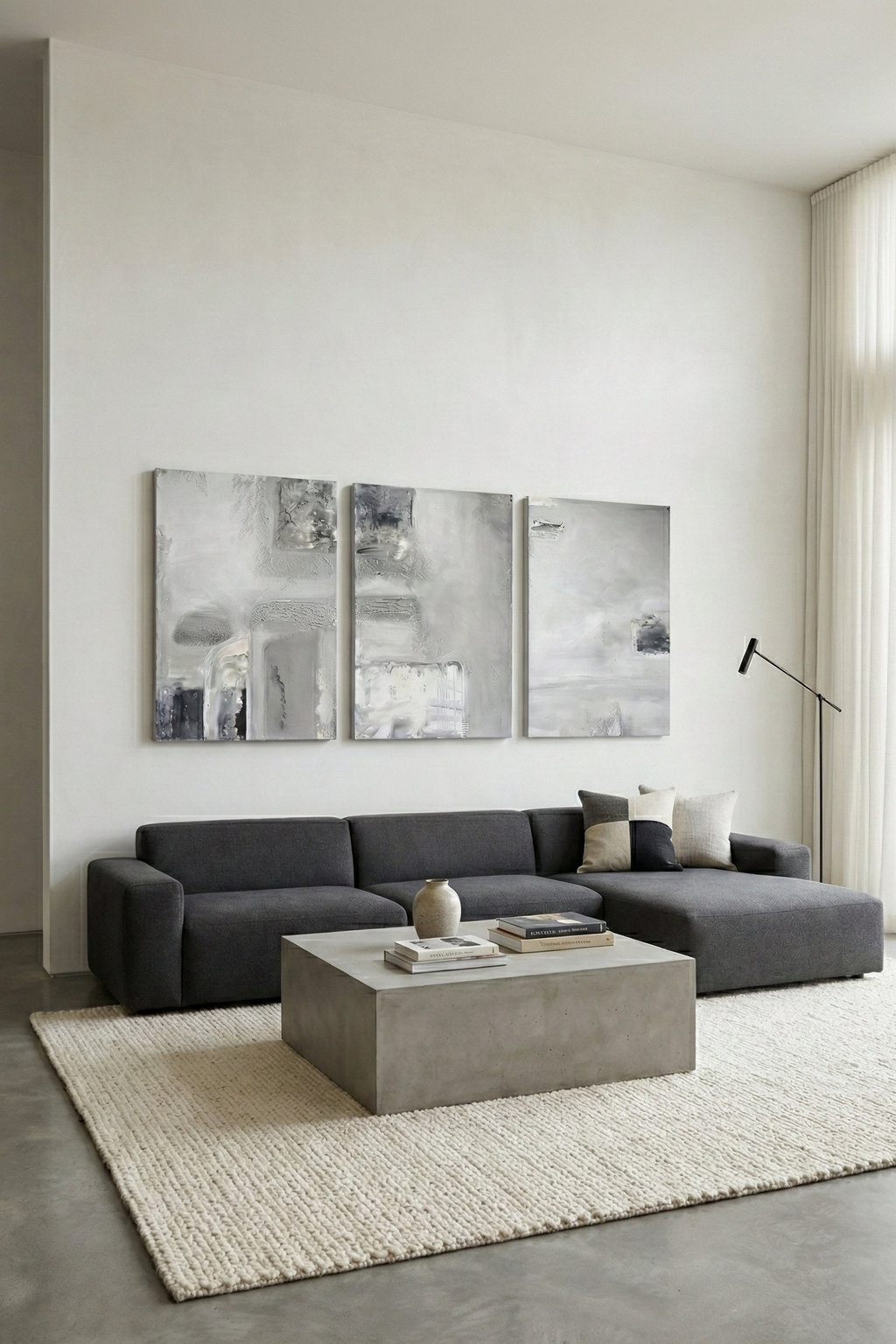 Zestaw trzech obrazów abstrakcyjnych Monochrome Structure, 58x78 cm każdy. Minimalistyczna sztuka strukturalna w odcieniach szarości, beżu i bieli. Nowoczesny tryptyk do salonu w stylu japandi lub loft.