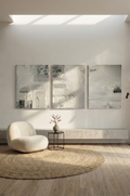 Zestaw trzech obrazów abstrakcyjnych Monochrome Structure, 58x78 cm każdy. Minimalistyczna sztuka strukturalna w odcieniach szarości, beżu i bieli. Nowoczesny tryptyk do salonu w stylu japandi lub loft.